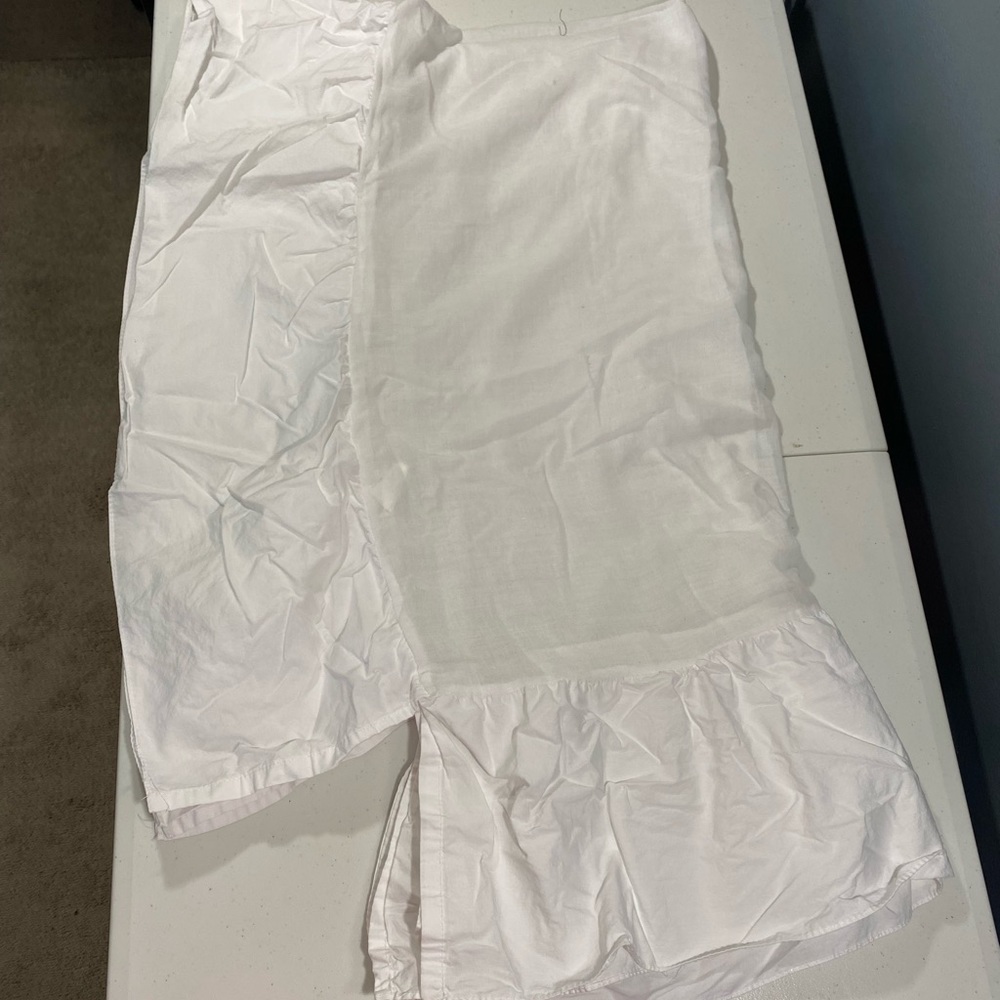 White crid bed skirt.Fits crip base to hide anything uder crib. Flat front